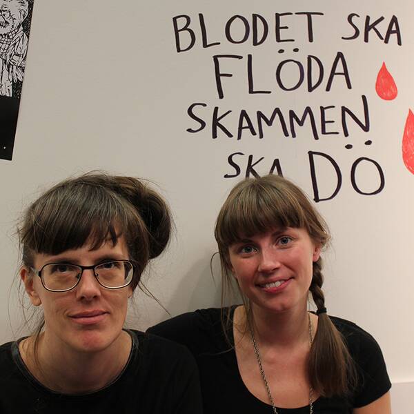 Sara Olausson och Frida Ulvegren, redaktörer för boken ”Kvinnor ritar bara serier om mens”.