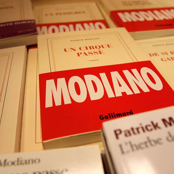 Titlar av Modiano visas upp i en bokhandel i Paris.