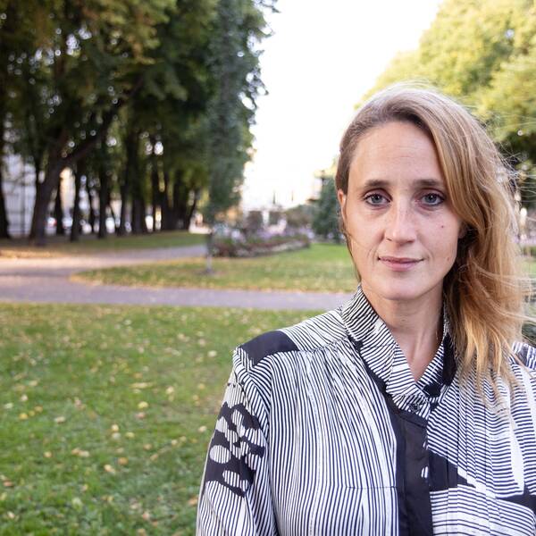 porträttbild på Joanna Wågström: en kvinna i stadsmiljö utomhus