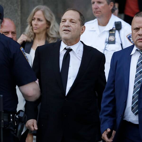 Harvey Weinstein lämnar en rättegångsförhandling i New York i augusti.