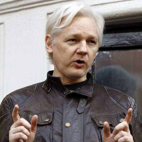 Julian Assange talar utanför Ecuadors ambassad efter att den svenska förundersökningen lades ned 2017. Den återupptogs i maj 2019. 