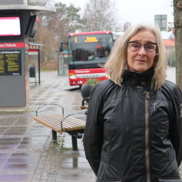 kvinna vid buss