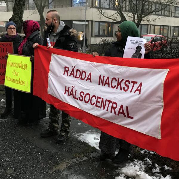 Protester inför Hälso- och sjukvårdsnämndens sammanträde i Härnösand.