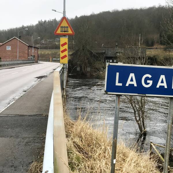 Trots nedgraderingen är det fortsatt mycket höga flöden i Lagan, som syns på bild.
