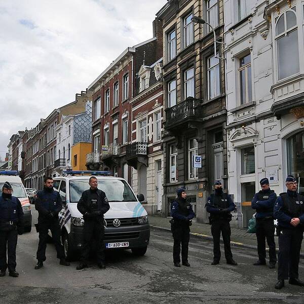Poliser bevakar en gata i Verviers i Belgien under fredagen. Flera persober har gripits och fem är misstänkta för terrorbrott.