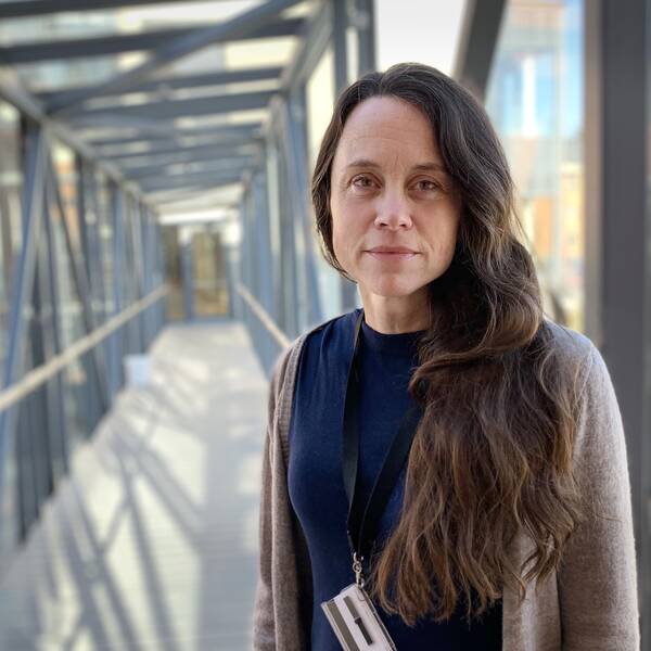 Maria Amér står i en korridor.