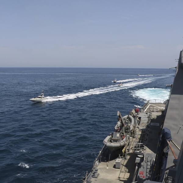 Båtar, tillhörandes det iranska revolutionsgardet, patrullerar nära amerikanska militärfartyg nära Kuwait den 15 april.