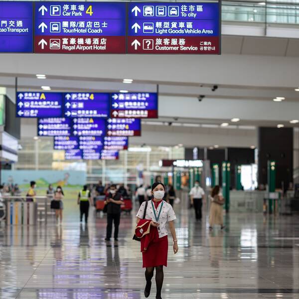 Formuleringen i den nya säkerhetslagen kan tolkas som att utländska medborgare som uttryckt kritik mot Kina kan gripas även vid transfer genom Hongkongs flygplats. Bild från Hongkongs flygplats tidigare i år.