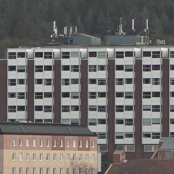 Bild på Östersunds sjukhus, en stor tegelbyggnad med vita detaljer