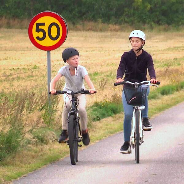 Henriette Rogstad och Lias Grunditz kommer cyklande på Åsa Jutegårdsväg – en av flera vägar som de menar innebär stora risker att ta sig till skolan på. 
