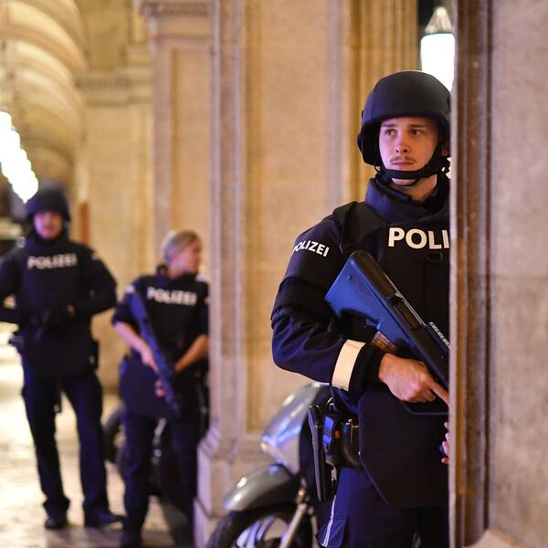 Polis i närheten av operan i centrala Wien, efter vad som beskrivs som ett terrordåd.