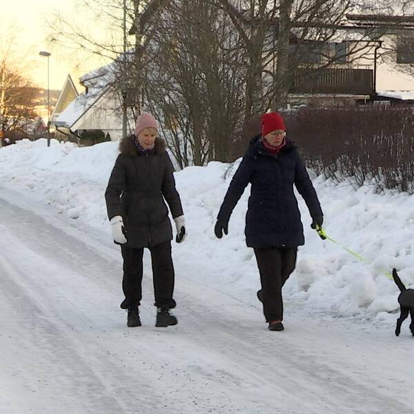 fotgängare går på vägen eftersom trottoarerna inte är röjda från snö.