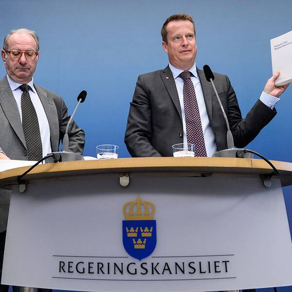 Inrikesministern och utredaren med kommissionens rapport.