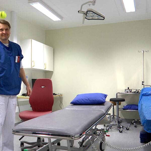 Thorsten Schepull , öveläkare ortopedkliniken Linköping, med boll och racket i mottagningsrummet