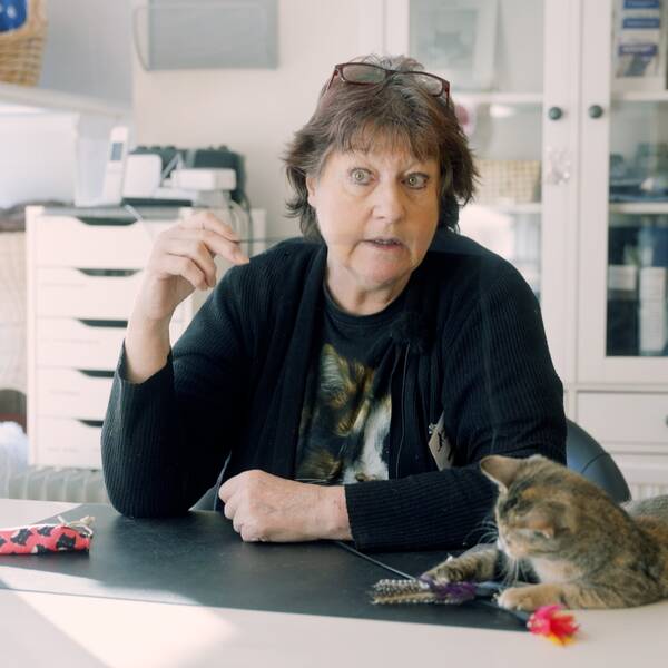 Kim Lindbom Carlsson och katten Isabella.
