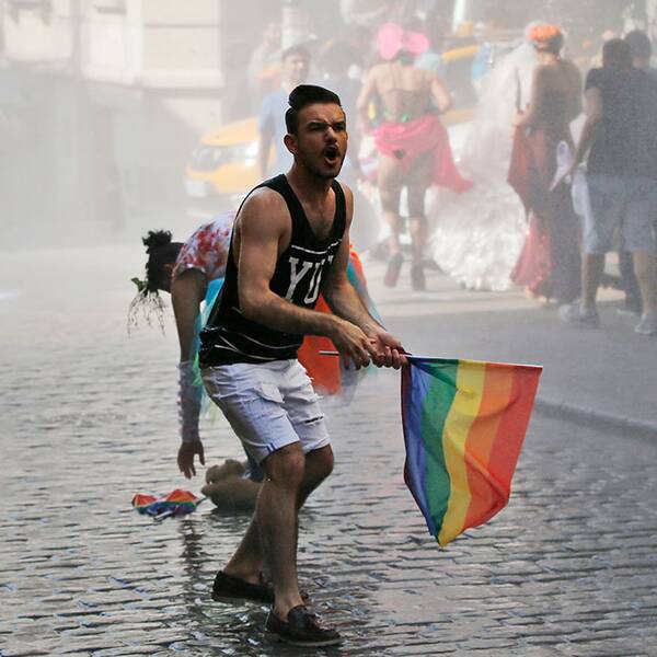Deltagare i Istanbuls prideparad strax efter att polisen beskjuitit paraden med vattenkanoner.