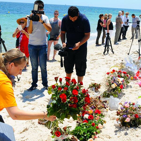 Tunisier och britter under en ceremoni på stranden i Sousse en vecka efter attacken.