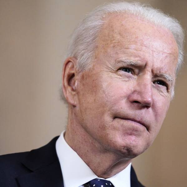 USA:s president Joe Biden tittar snett uppåt.