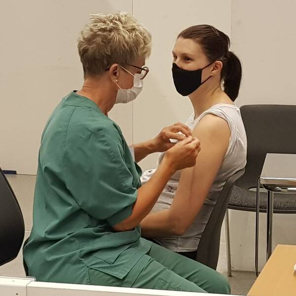 En kvinna får covid-vaccin