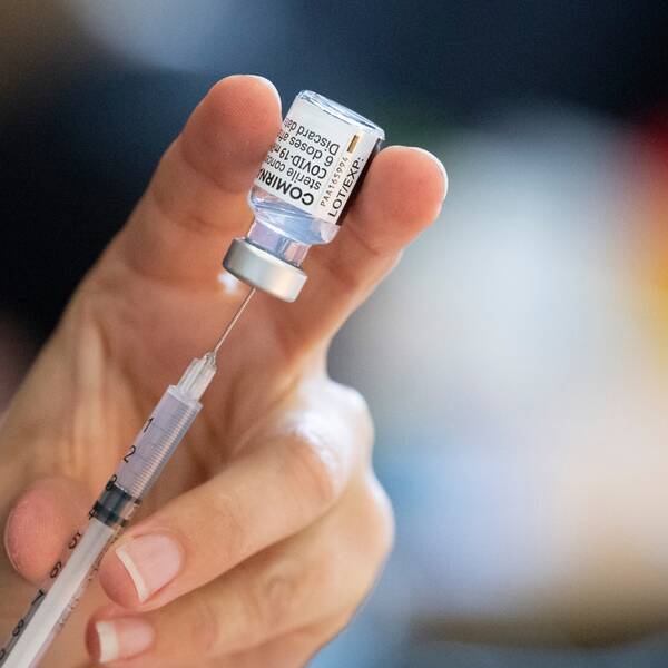 Bild på spruta och covid-19-vaccin