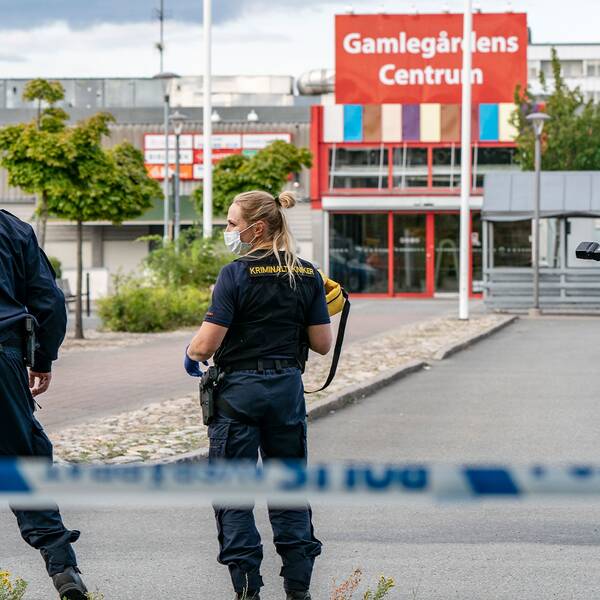 På onsdagen väcks åtal mot tre unga män som förra sommaren avlossade flera skott utanför Gamlegårdens köpcentrum i Kristianstad. Arkivbild.