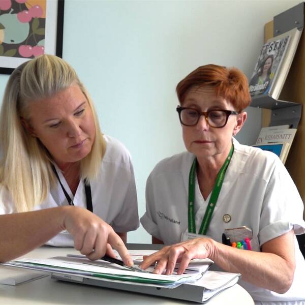 Anneli Pettersson Noréus och Ella Loh tittar på ett schema.