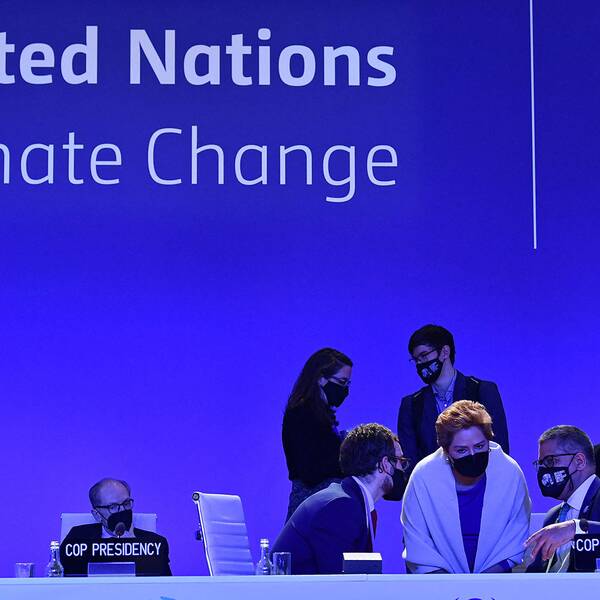 COP26-presidenten Alok Sharma i samtal med mötesdelegater.