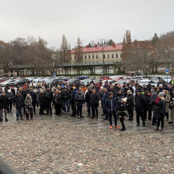 Folksamling utanför Rådhuset i Söderhamn.