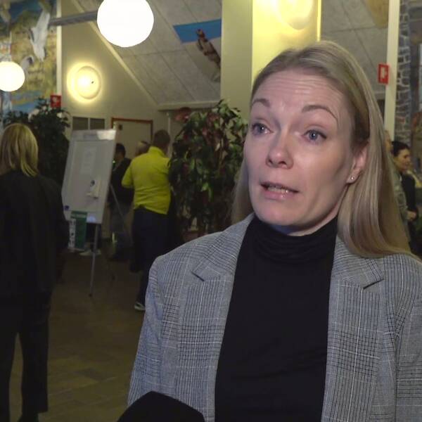 Åsa Allan, vice vd för Kaunis iron, i grå kostym och svart skjorta.