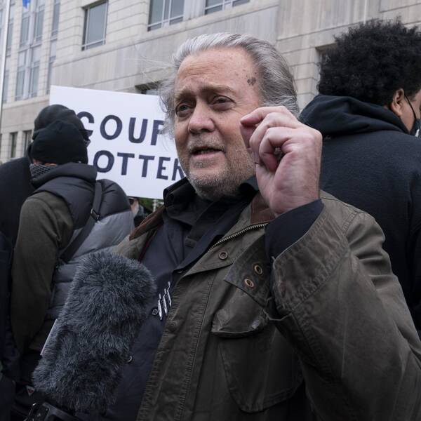 Vita husets tidigare chefsstrateg Steve Bannon anländer till FBI:s kontor i Washington.