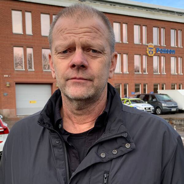 Kommissarien Ola Pettersson framför polishuset i Borlänge