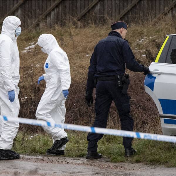 Polisens kriminaltekniker på plats vid en bostad i skånska Åkarp där en kvinna har hittats död på fredagen. En man har gripits och anhållits för mord. Arkivbild.