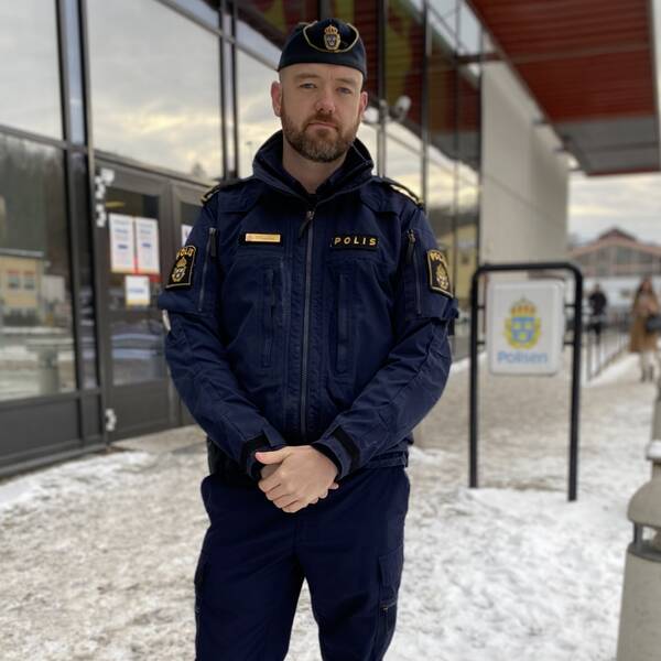 Polisen Calle Kos står i uniform utanför polishuset i Södertälje.
