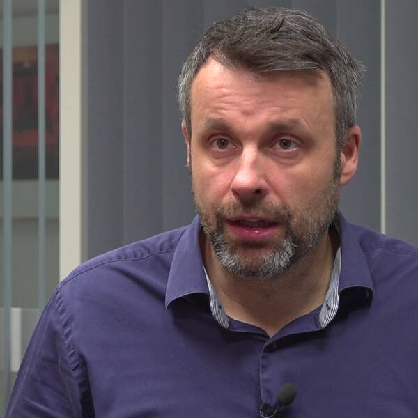 Örjan Jervidal, klädd i blå skjorta. Gråsprängt hår och gråsprängt skägg.