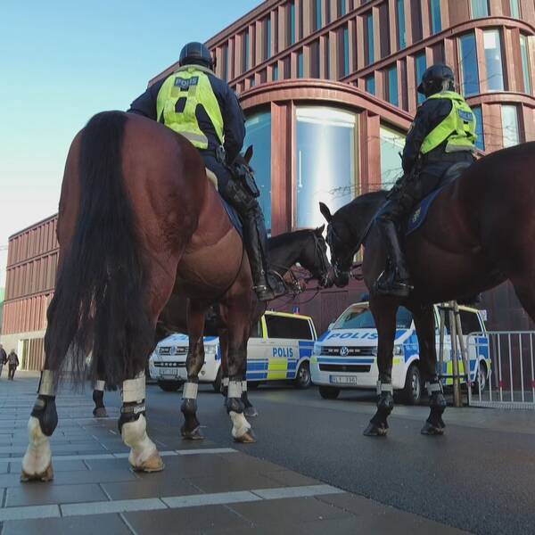 Två poliser på hästar i förgrunden och Lunds tingsrätt i bakgrunden.