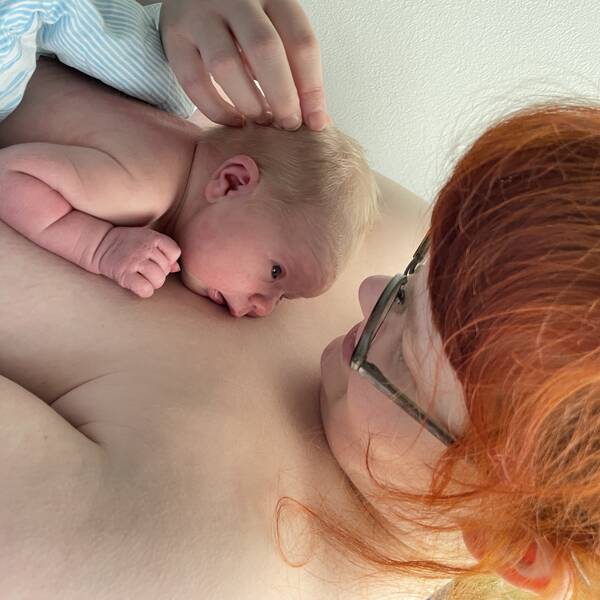 Nyfödd bebis med sin mamma.
