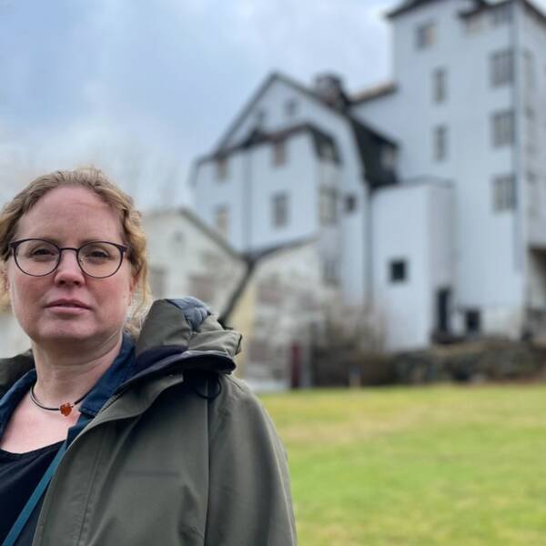 Kvinna framför Hvita Korset i Älmhult.