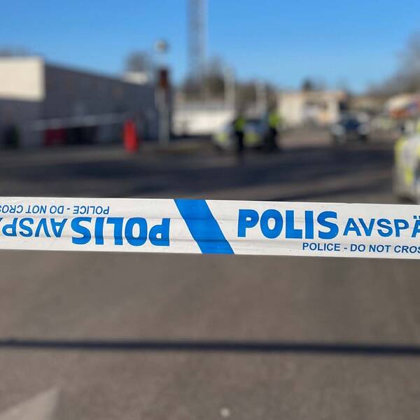 Bilden visar en gata med polisband polisbilar och poliser i Araby, Växjö.