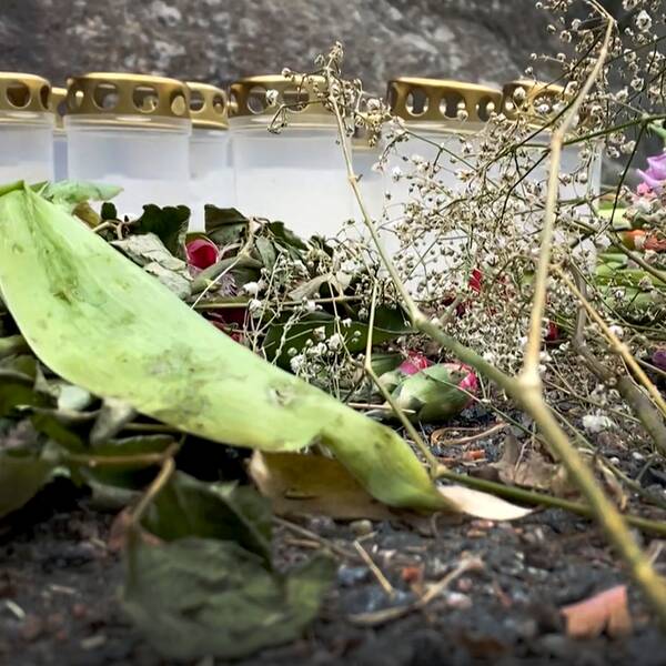 Blommor och ljus vid olycksplatsen på Sjumilaskolan på Hisingen – starta klippet för att få en sammanfattning av händelsen där en åttaårig pojke föll ned från ett berg och senare avled.