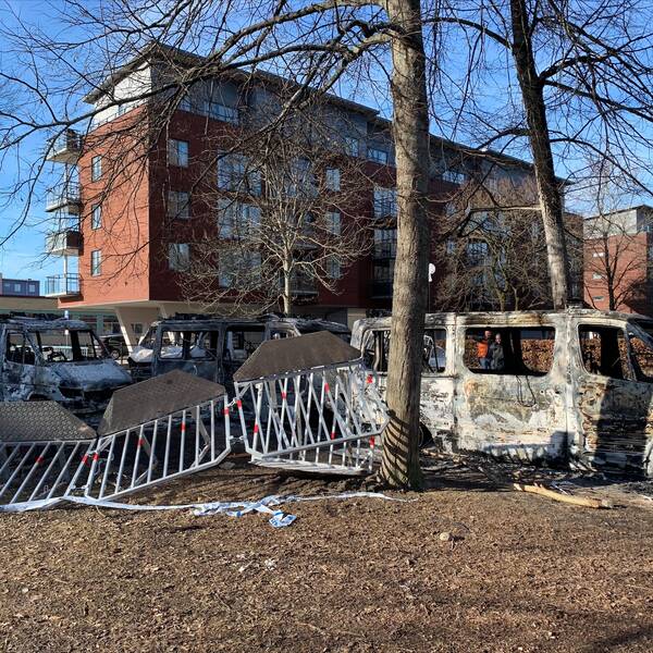 Utbrända polisfordon efter upploppet i Sveaparken i Örebro under långfredagen. Fotad den 16 april.