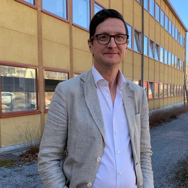 HR-direktören Magnus Darke framför Regionhuset i Falun