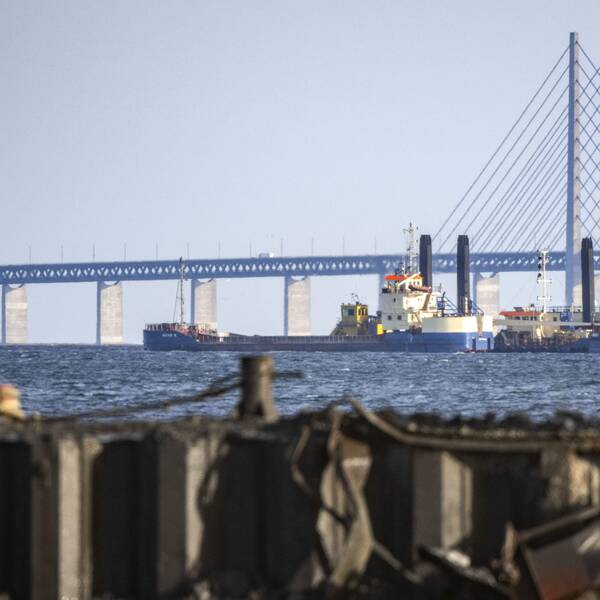 Muddring söder om Refshaleøen utanför Köpenhamn, med Öresundsbron i bakgrund.