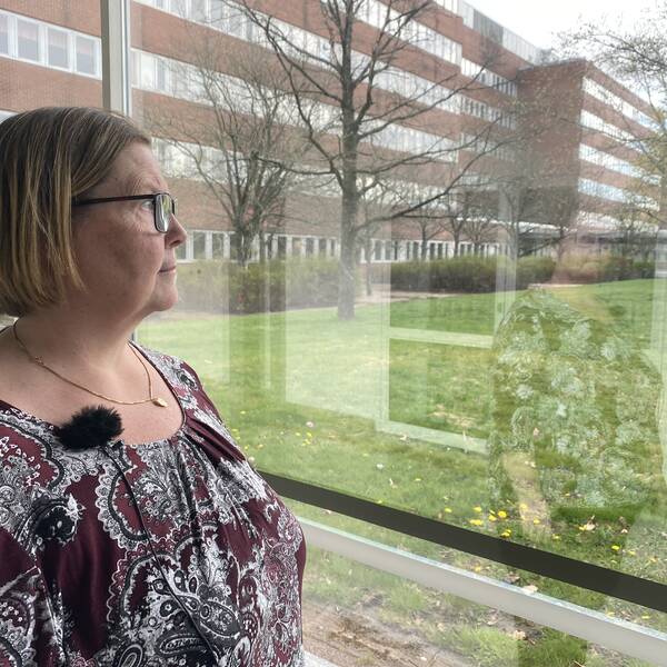 Vivian Hansen tittar ut genom fönstret.