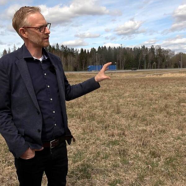 Peter Eriksson ute på ett fält i kommunen