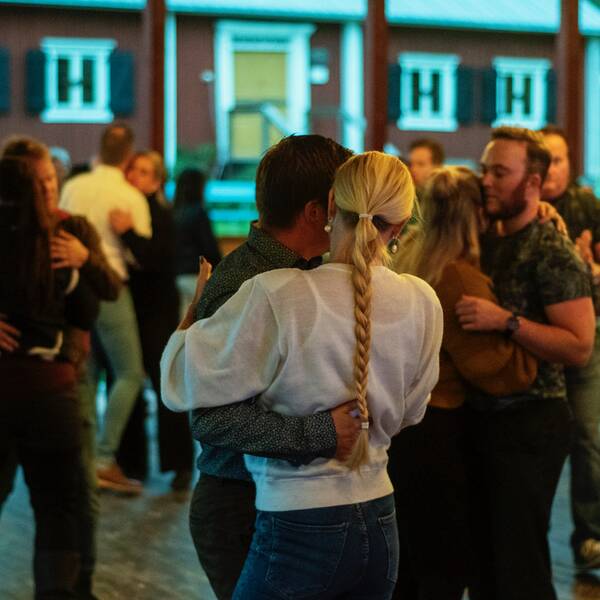 Par som dansar på ett dansgolv.