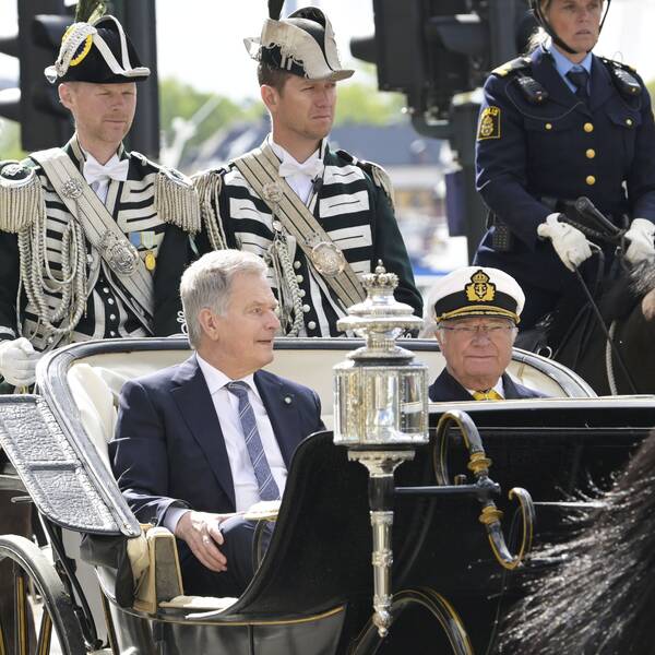 Suomen presidentti Sauli Niinistö ja kuningas Kaarle XVI Kustaa hevosvaunussa Tukholmassa valtiovierailun yhteydessä tiistaina 17. toukokuuta 2022.
