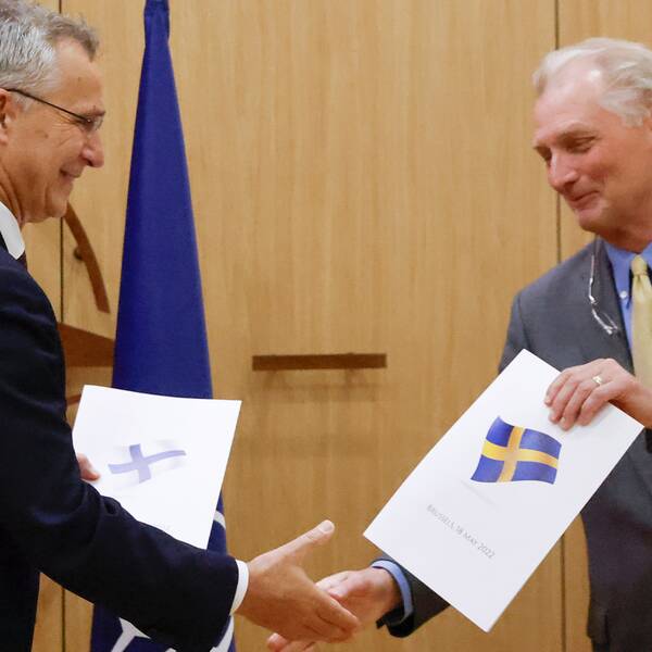 Natos generalsekreterare Jens Stoltenberg tar emot Sveriges ansökan från svenske Natoambassadören Axel Wernhoff.