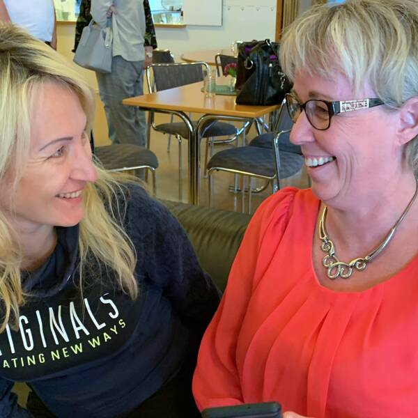 Två kvinnor skrattar i en soffa på Korskyrkan i Borlänge