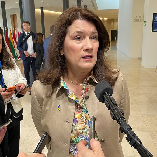 Utrikesminister ann Linde pratar med media när hon anländer till EU-möte i Luxemburg.