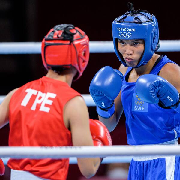 Svenska boxaren Agnes Alexiusson, i blått, under OS i Tokyo.